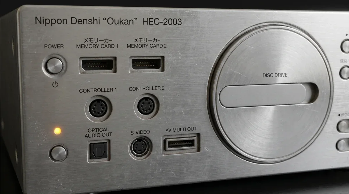 Detalhes das portas e conexões no painel frontal do PSX da Sony lançado no Japão.
