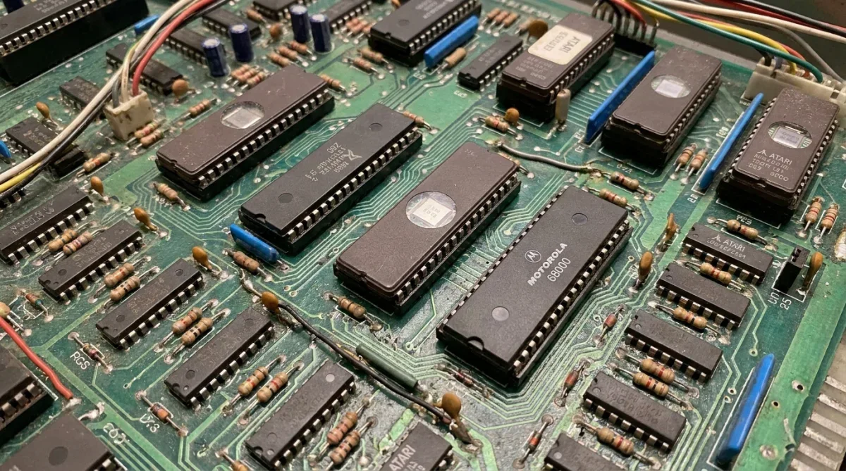Placa de circuito impresso de hardware de fliperama dos anos oitenta com microprocessador
