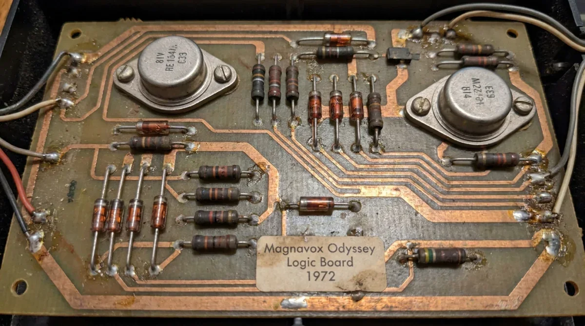 Placa de circuito interno analógica do Magnavox Odyssey destacando transistores e diodos discretos sem chip de áudio
