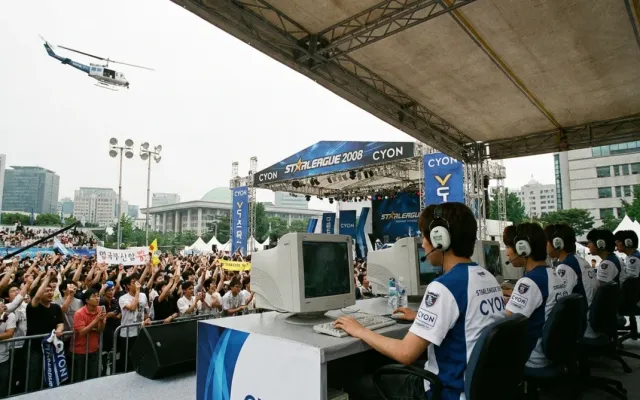 Torneio de StarCraft ao ar livre com palco profissional e público