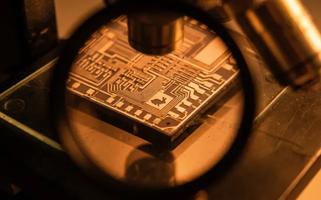 Processador Intel 80386 com detalhes microscópicos de seus circuitos integrados.