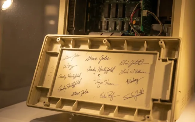 Interior da carcaça plástica do Macintosh 1984 com assinaturas dos engenheiros em relevo