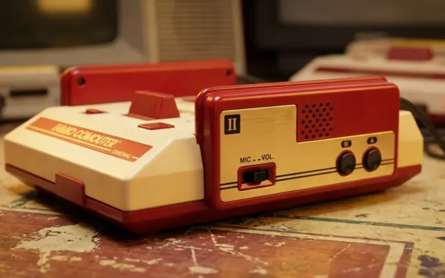 Detalhe do microfone embutido no segundo controle do console japonês Famicom da Nintendo.